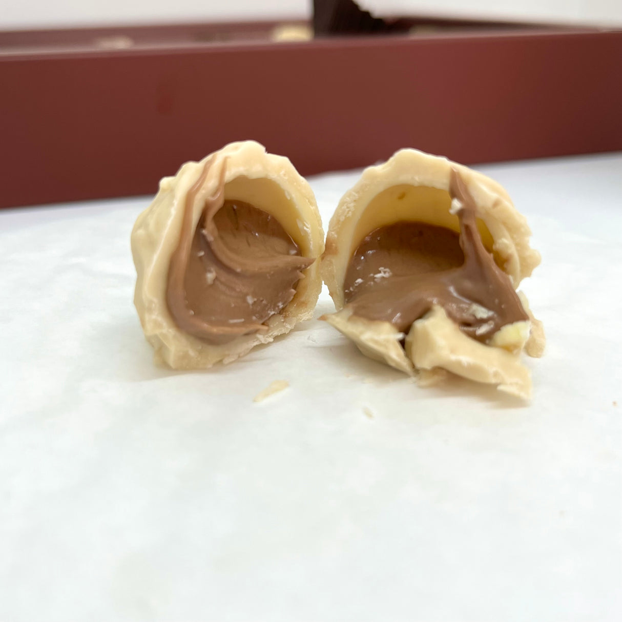 Ema chocolademelk en witte chocolade truffels met hazelnootcrème gevuld - Vrolijk kerstfeest doos - 250g